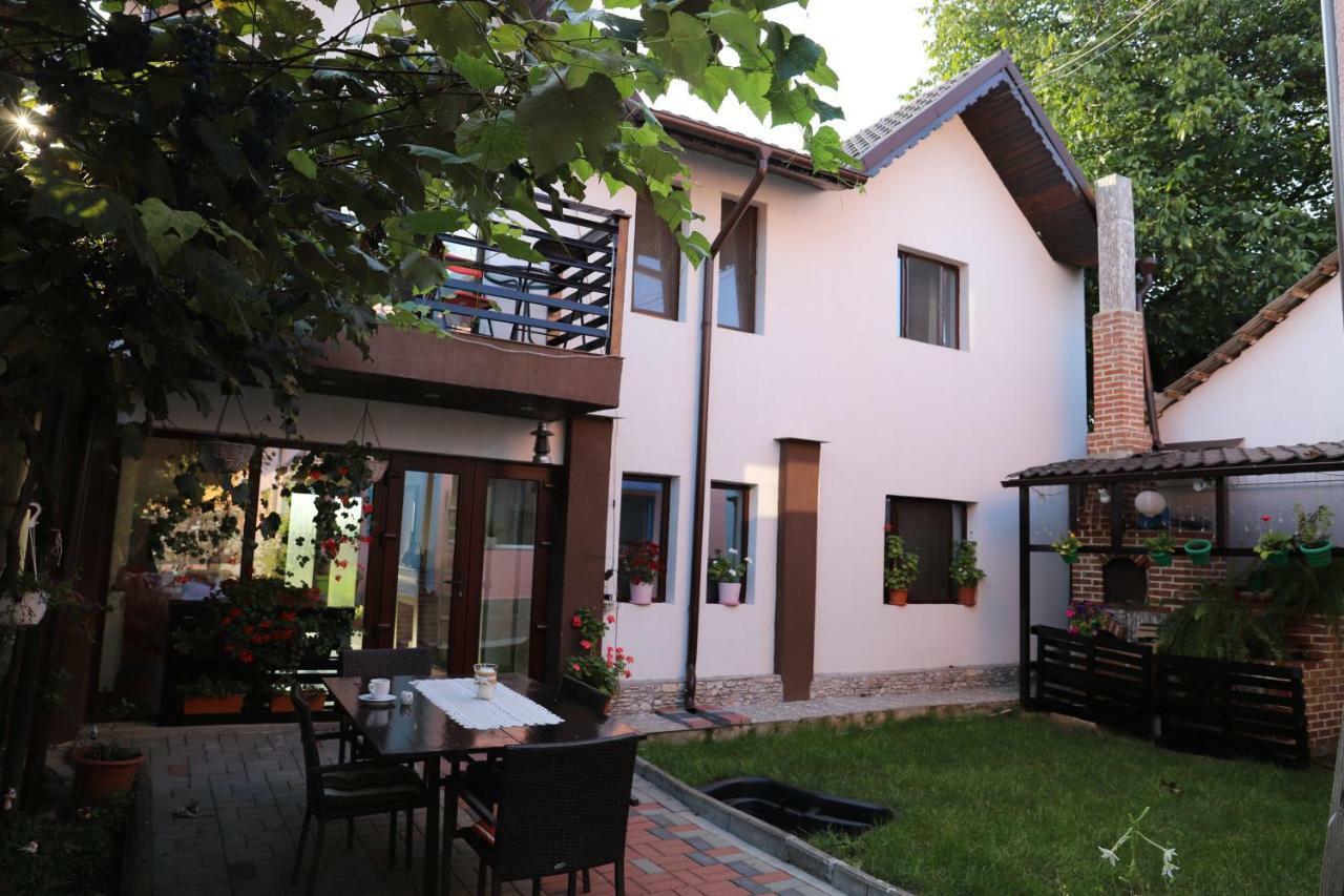 Upstairs Residence Târgu Jiu Exterior foto
