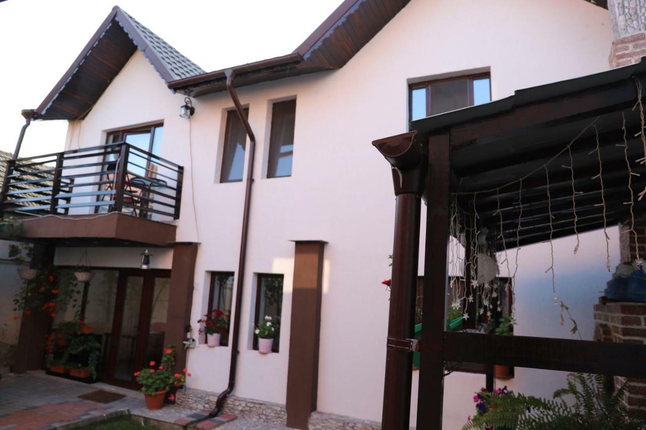 Upstairs Residence Târgu Jiu Exterior foto